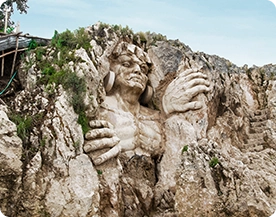 Escultura tallada en roca en Apukunaq Tianan