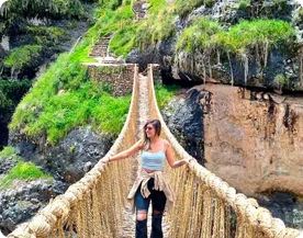Viajera sobre el puente de Q’eswachaka