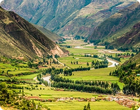 Paisaje verde del Valle Sagrado entre montañas