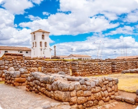 Iglesia y muros incas de Chinchero