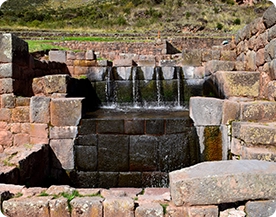 Canales y fuentes de piedra de Tipón