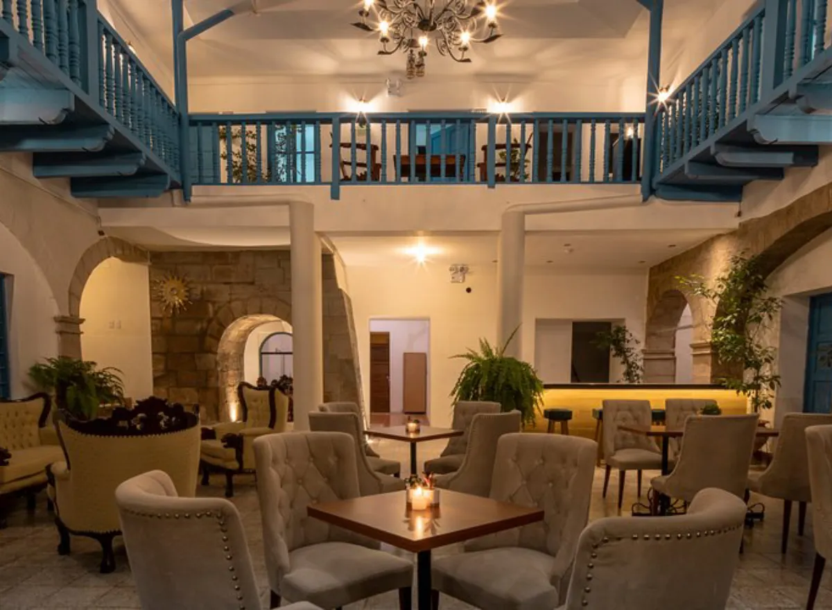 Dining area at Hotel Rojas Inn with a warm and welcoming atmosphere.